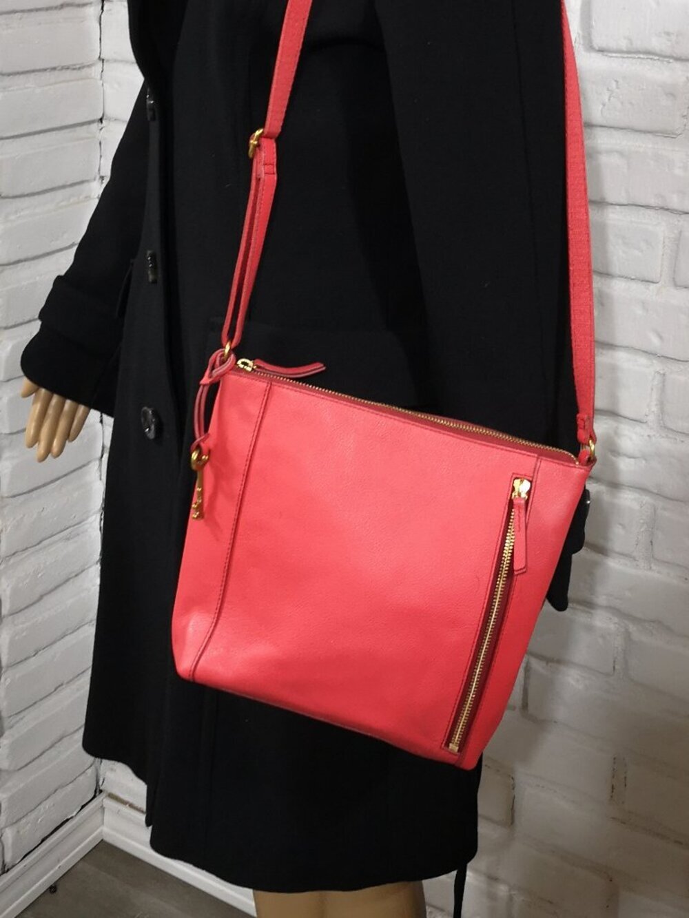 Fossil Tara Leather Crossbody Lined Bag Cherry Red w/ Gold Tone Hardware w/ Key